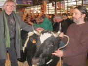 En compagnie de Vincent Thébaud, éleveur de vaches bretonnes Pie Noir (Saint-Congard). © G. Coueffard