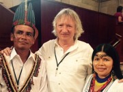 Entouré de M. Félix Santi, président de la communauté du peuple Quechua de Sarayaku en Equateur et de Patricia Gualinga porte parole