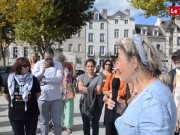 Près de 150 personnes ont répondu samedi midi à l'appel du collectif citoyen sur l'esplanade du port à Vannes. Plusieurs associations, élus et sympathisants ont pris la parole pour dire leur solidarité avec les réfugiés.  © Bertrand Le Bagousse - Le Télégramme