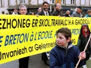 Une manifestation pour l'enseignement du Breton à l'école, le 25 mars 2001 à Quimper (MAISONNEUVE/SIPA).