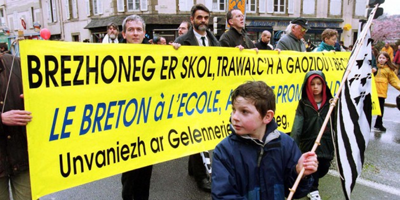 Une manifestation pour l'enseignement du Breton à l'école, le 25 mars 2001 à Quimper (MAISONNEUVE/SIPA).